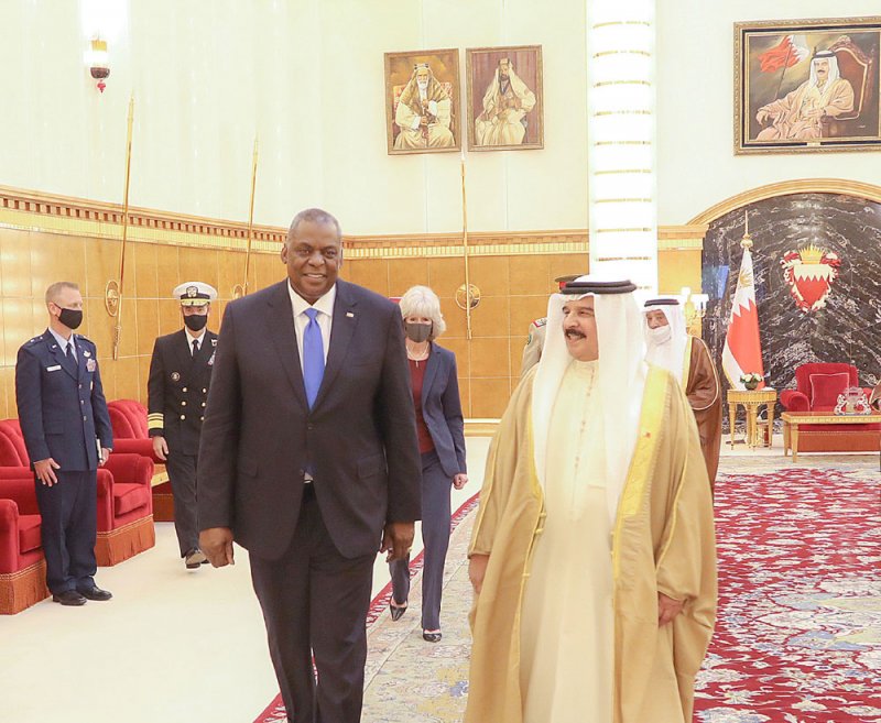 جلالة الملك المفدى يستقبل وزير الدفاع الأمريكي ويستعرض الروابط التاريخية بين البلدين