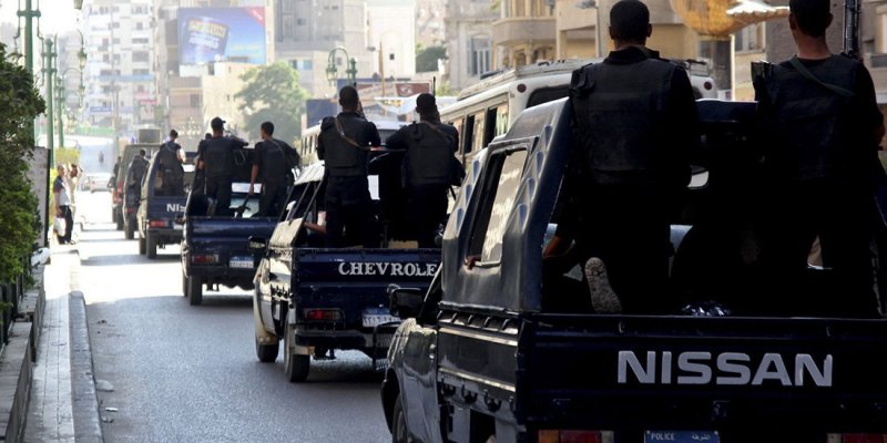 "على طريقة عادل إمام".. حبس قوة شرطة مزيفة داهمت مراكز صحية