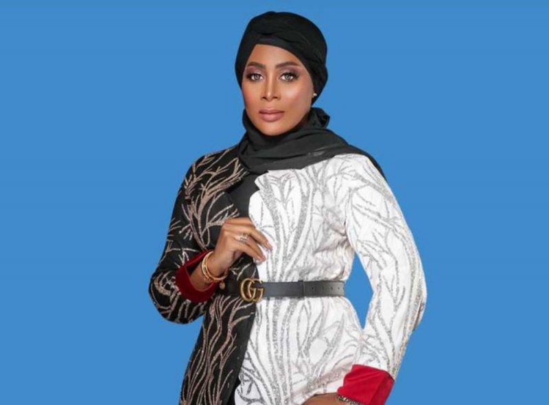 الاعلامية الكويتية ايمان تنجو من حادث مروع