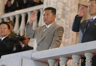بالصور: الزعيم كيم يظهر في عرض عسكري "متواضع" للجيش الكوري
