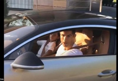 بالفيديو: رونالدو يحضر تدريبات مانشستر يونايتد بسيارة فاخرة
