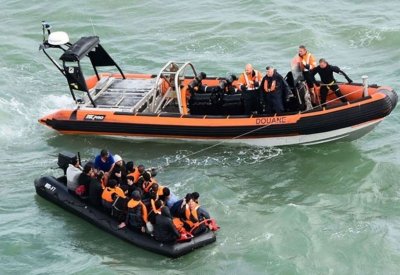 وزير فرنسي يتهم بريطانيا بابتزاز بلاده في ملف المهاجرين