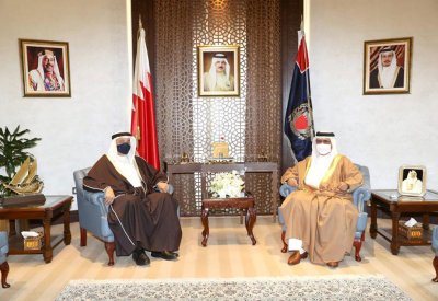 وزير الداخلية يستقبل السفير عبداللطيف السكران ويهنأه بتعيينه سفيرا بوزارة الخارجية 