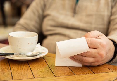 أكبري يوضح لـ"البلاد" أسباب ارتفاع أسعار المطاعم