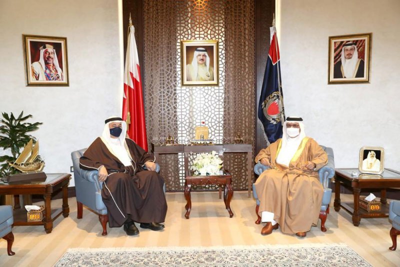 وزير الداخلية يستقبل السفير عبداللطيف السكران ويهنأه بتعيينه سفيرا بوزارة الخارجية 