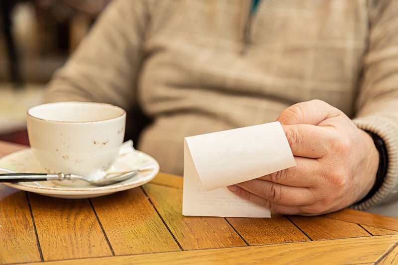 أكبري يوضح لـ"البلاد" أسباب ارتفاع أسعار المطاعم