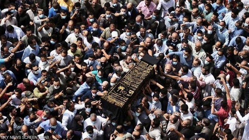 في مشهد مؤثر.. جنازة مهيبة لرجل الصناعة المصري محمود العربي
