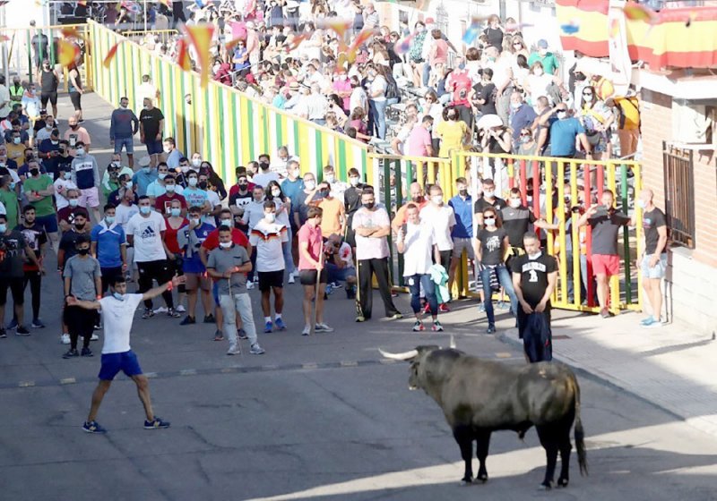 إسبانيا تحتفل بمهرجان الركض للثيران