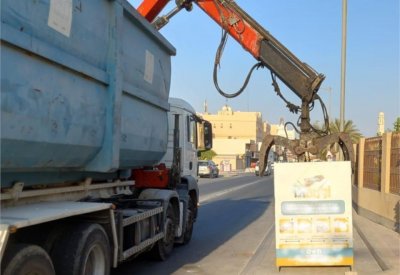 إزالة 82 صندوقًا مخالف لجمع الملابس المستعملة