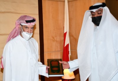 رئيس المحكمة الدستورية يتسلم نسخة من كتاب المُرشد إلى قانون الأسرة وتطبيقاته