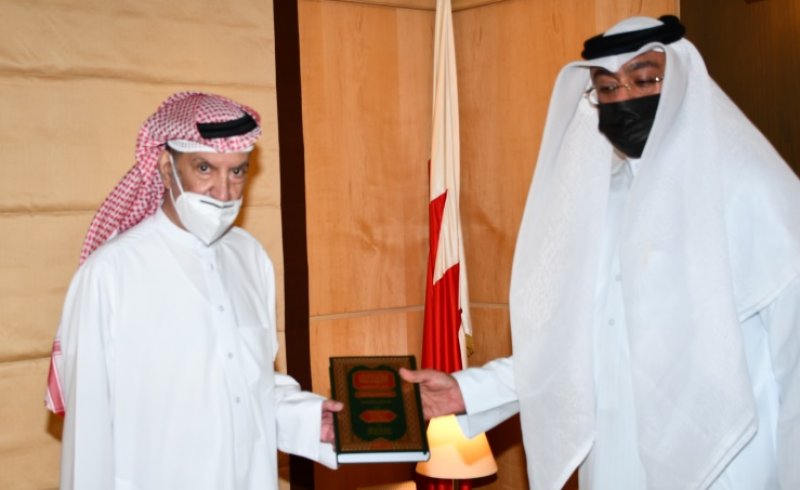 رئيس المحكمة الدستورية يتسلم نسخة من كتاب المُرشد إلى قانون الأسرة وتطبيقاته
