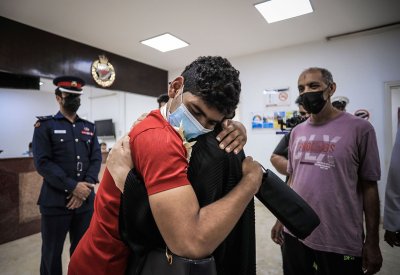 بالفيديو والصور: بالدموع والاحضان المستفيديون من العقوبات البديلة يعودون إلى عوائلهم