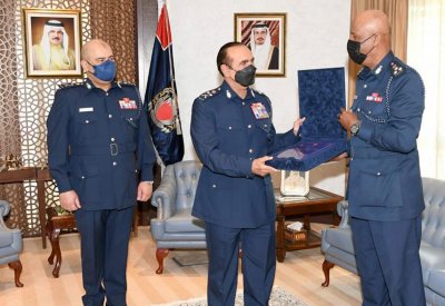 وزير الداخلية يؤكد تشجيع الدراسات التي تسهم في التطوير والتحديث