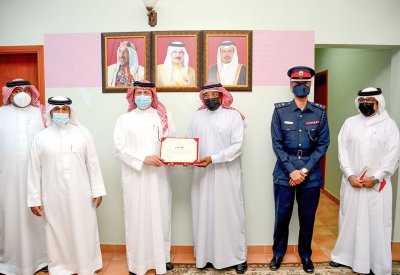 نائب محافظ المحرق يزور دار الكرامة ويشيد بدورها في مكافحة التسول والتشرد