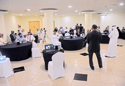محاضرة بغرفة التجارة: العيش في الماضي أكبر مسبب للكآبة