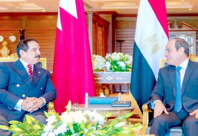 جلالة الملك المفدى والرئيس المصري يستعرضان العلاقات الثنائية وتطورات الأحداث الإقليمية والدولية
