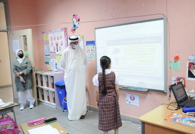 وزير التربية يطلع على مشروع (أنا قادرة) بابتدائية النزهة للبنات