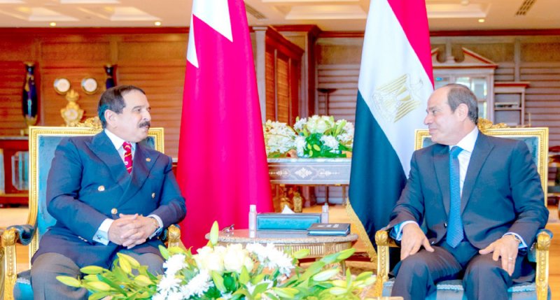 جلالة الملك المفدى والرئيس المصري يستعرضان العلاقات الثنائية وتطورات الأحداث الإقليمية والدولية