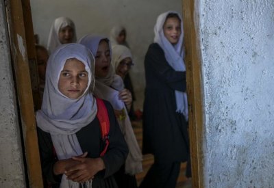 طالبان تفتح المدارس بلا نساء.. وتسمح بعودة الذكور فقط