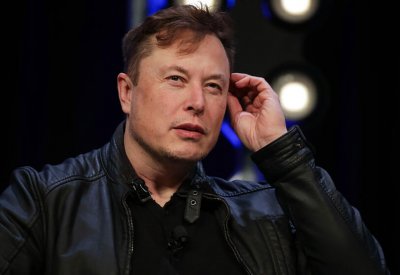 إيلون ماسك يشيد بمصنعي السيارات الصينيين