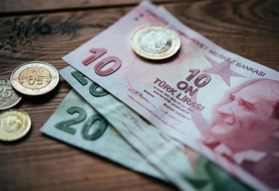 الليرة التركية تهبط إلى 8.65 مقابل الدولار قبيل قرار بشأن الفائدة