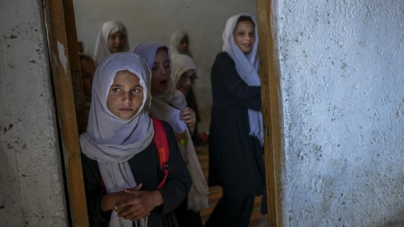 طالبان تفتح المدارس بلا نساء.. وتسمح بعودة الذكور فقط