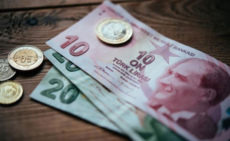 الليرة التركية تهبط إلى 8.65 مقابل الدولار قبيل قرار بشأن الفائدة