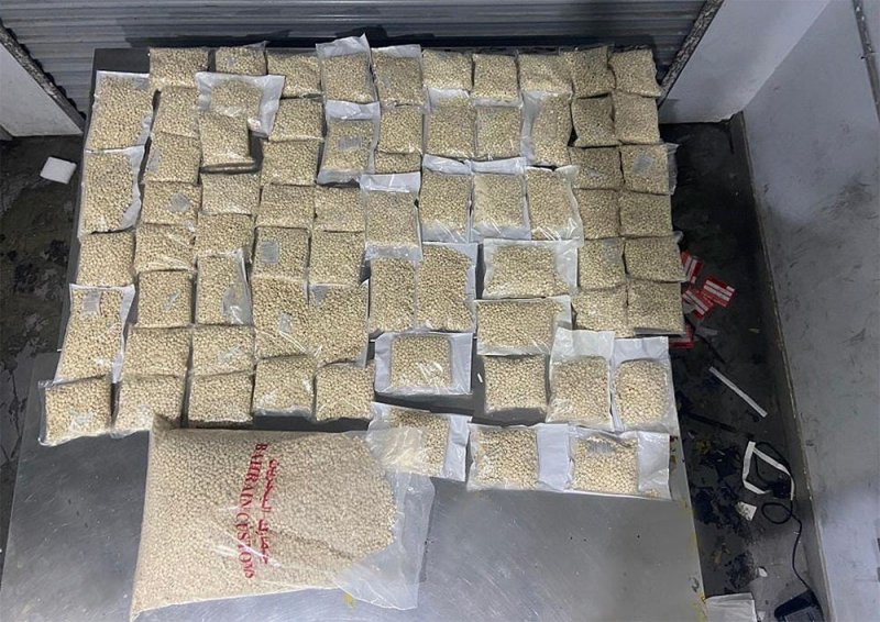 إحباط محاولة تهريب 205429 من حبوب الكبتاجون بعد اخفاءها في طرد خشبي