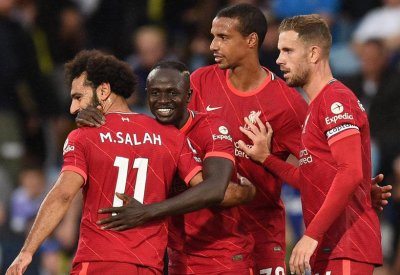 كلوب يتغنى بنجم ليفربول بعد الـ100 هدف.. ويتحدث عن قميص صلاح