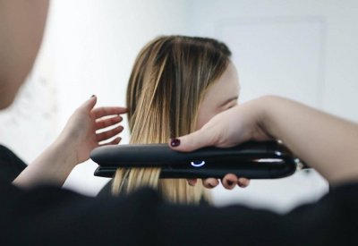 تسبب السرطان.. خبراء يحذرون من كريمات فرد الشعر