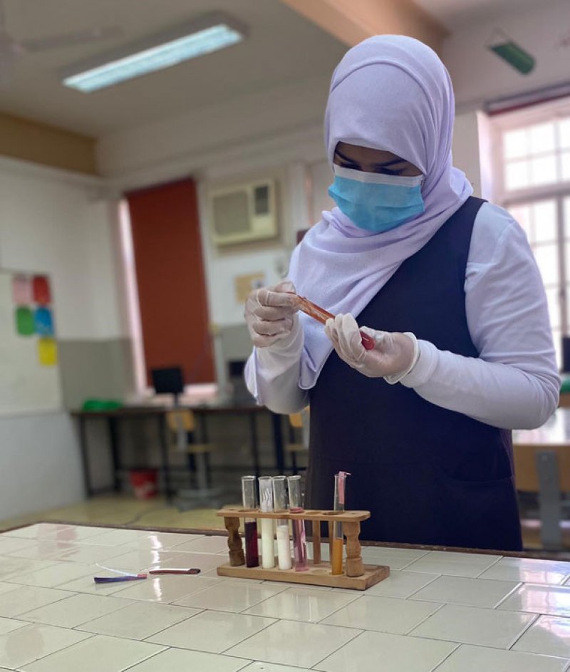 طلبة الحضور الفعلي يطبقون التجريب العلمي والاستكشاف بمختبرات العلوم