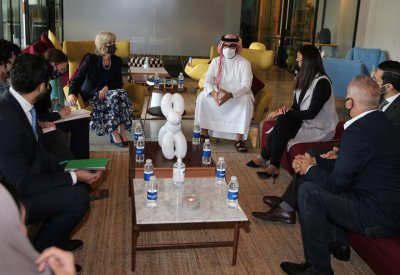 المؤيد والقائم بأعمال السفارة الأمريكية يزوران مقر مشاريع الأمل