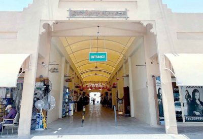 البلدية الجنوبية تضع خطة تطويرية لواجهات المحلات وتكييف سوق مدينة عيسى الشعبي