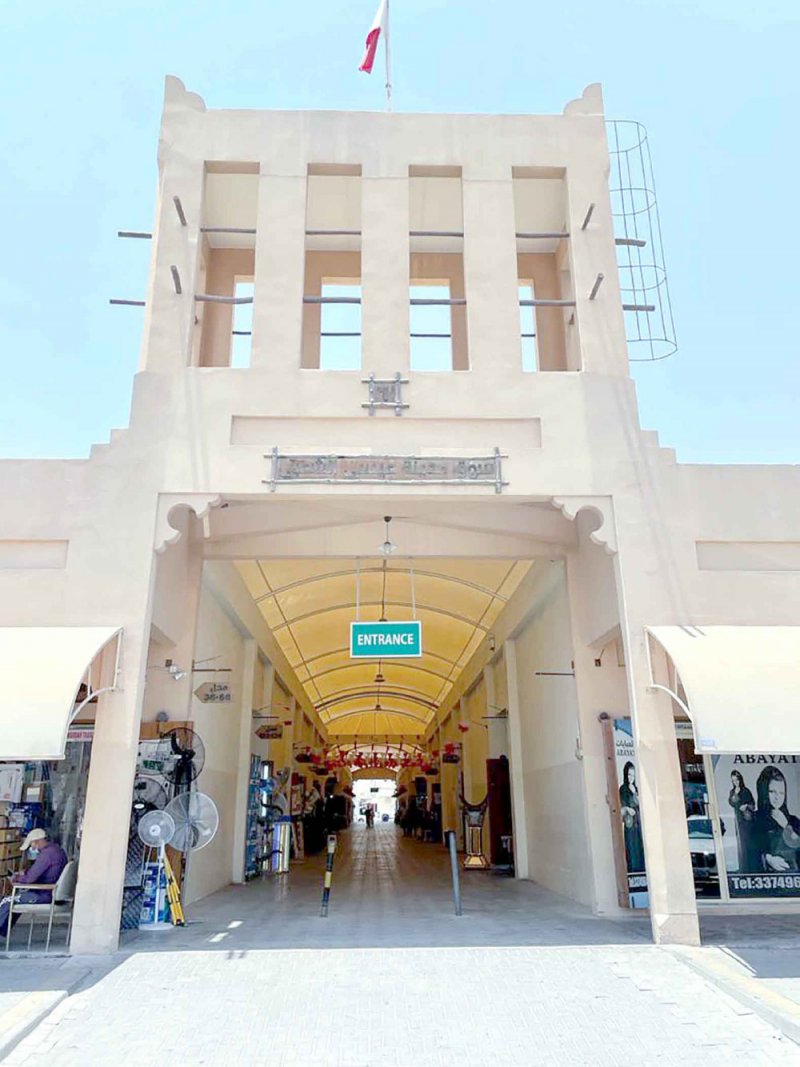 البلدية الجنوبية تضع خطة تطويرية لواجهات المحلات وتكييف سوق مدينة عيسى الشعبي