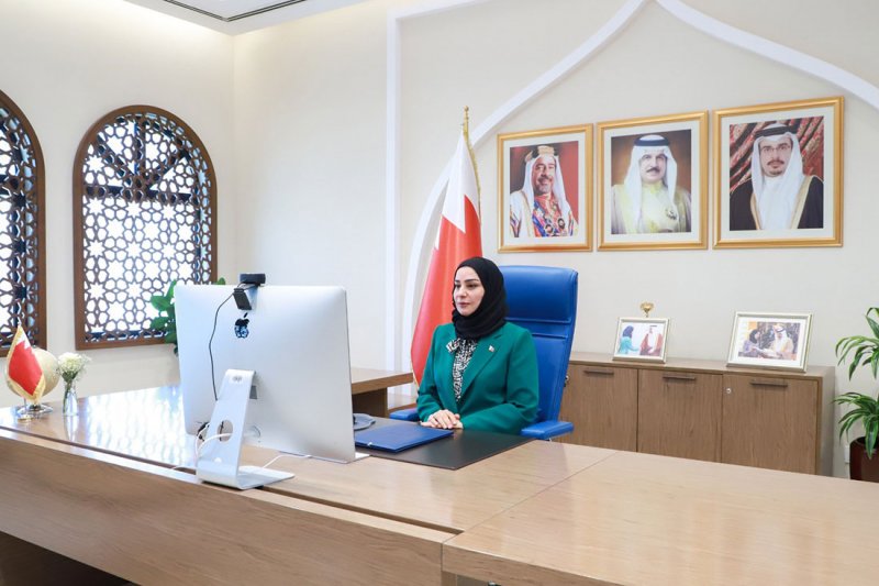 زينل: المرأة البحرينية قدمت نموذجا رائدا بتواجدها في الصفوف الأمامية لمواجهة كورونا