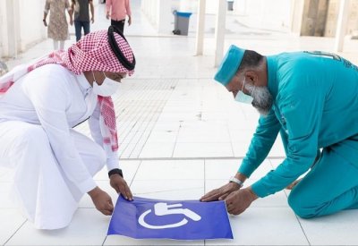 وضع مسارات لذوي الإعاقة في بعض مداخل المسجد الحرام