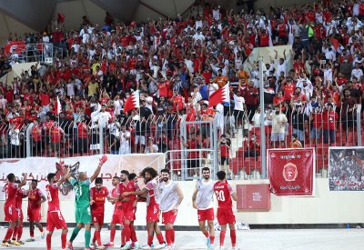 بالفيديو.. أحمد بن علي يكافيء لاعبي المحرق