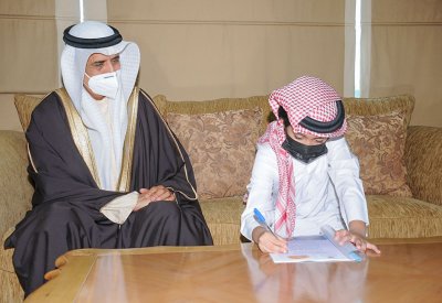وزير التربية والتعليم يتلقى نسخةً من إنجازات الطالب أحمد المرباطي في مجال الذكاء الاصطناعي