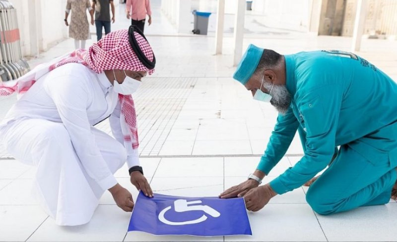 وضع مسارات لذوي الإعاقة في بعض مداخل المسجد الحرام