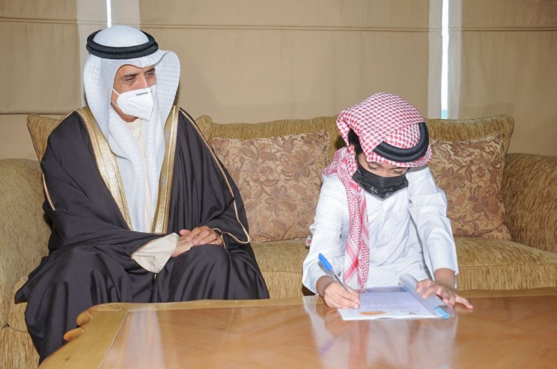 وزير التربية والتعليم يتلقى نسخةً من إنجازات الطالب أحمد المرباطي في مجال الذكاء الاصطناعي