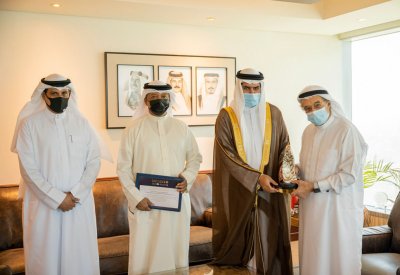 الشيخ محمد بن عبدالله يتسلم "جائزة سمو الشيخ عيسى بن علي للعمل التطوعي"