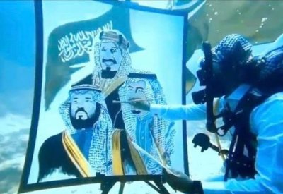 40 دقيقة تحت الماء.. فنان سعودي يحتفل باليوم الوطني