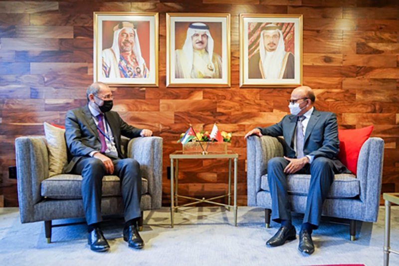 وزير الخارجية يجتمع مع نائب رئيس الوزراء وزير الخارجية وشؤون المغتربين بالأردن