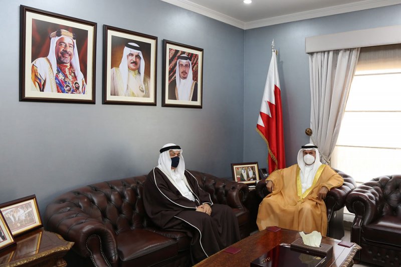 محافظ العاصمة يستقبل السفير عبداللطيف السكران ويهنأه بتعيينه سفيراً بوزارة الخارجية