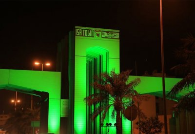 احتفالاً باليوم الوطني السعودي.. المحافظة الجنوبية تزدان باللون الأخضر تعبيراً عن عمق العلاقات الأخوية بين البلدين