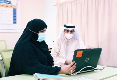 وزير التربية يطلع على مشروع (أنا طالب رقمي) بابتدائية خالد بن الوليد للبنين