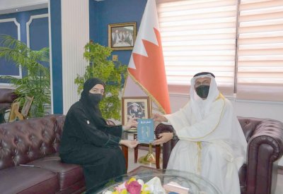 محافظ الشمالية يتسلم رواية "اشقر مزرق" للكاتبة والروائية تقى علي يوسف