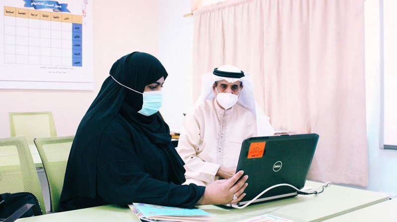 وزير التربية يطلع على مشروع (أنا طالب رقمي) بابتدائية خالد بن الوليد للبنين