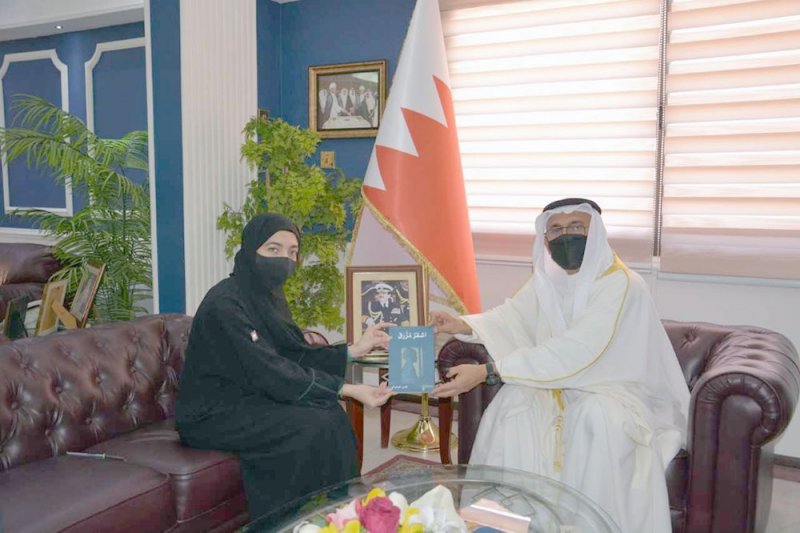 محافظ الشمالية يتسلم رواية "اشقر مزرق" للكاتبة والروائية تقى علي يوسف