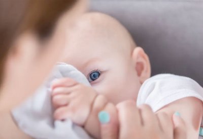 مفاجأة.. لبن الأم الملقحة ضد كورونا يحتوي على أجسام مضادة